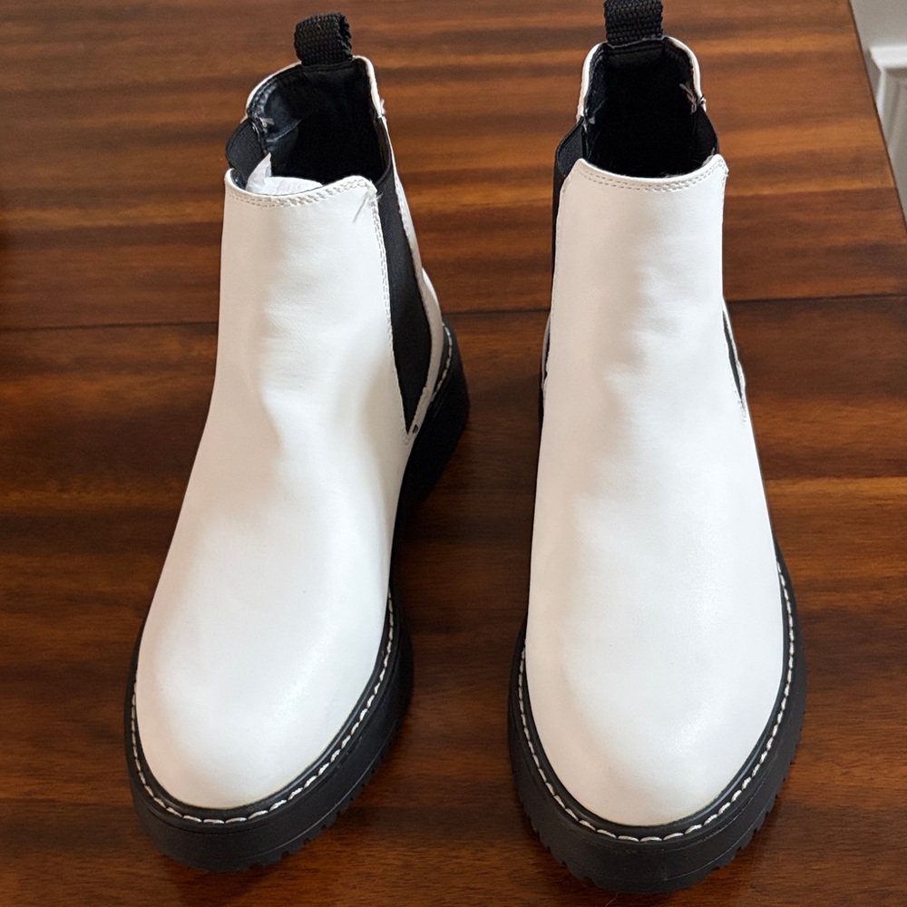 New Madden Girl size 8.5 white ankle
Boots.